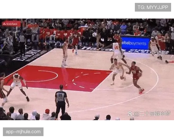 进攻球员撞向防守者外侧肩膀制造接触 联盟随后进行调整